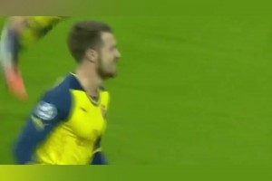 防守球员：我解围已经很稳了！拉姆塞：不，你没有！