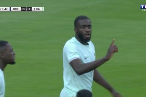 风云突变！于帕梅卡诺放倒韦斯利被红牌罚下，法国少打一人！