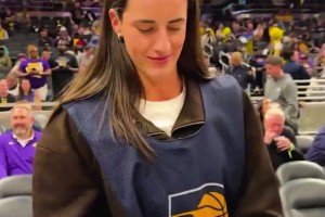 克拉克当上了湖人vs步行者的场边摄影 ...