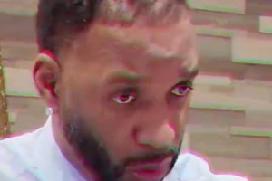 怎么有点秃顶麦迪此前看“未来之妞”招式被惊得呆住了！