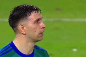 阿根廷补时丢球！大马丁出击没拿到球，毛里塔尼亚乱战破门！