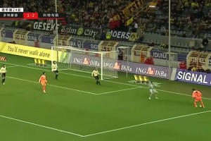 舒展！名场面：07年邵佳一晃过后卫逆足射门，攻破多特大门！