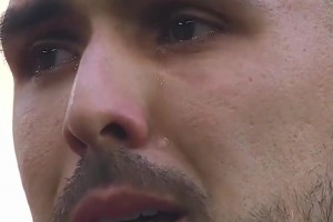 玻利维亚队长奏国歌落泪，球队三十多年没进世界杯下场对阵伊拉克