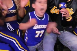 “这位湖人小球迷火了～赛后湖人当家球星东契奇为他合影签名...
