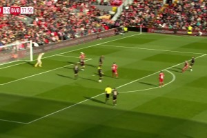 真老了身材稍稍发福！杰拉德转身打门没踢上，全场球迷叹息