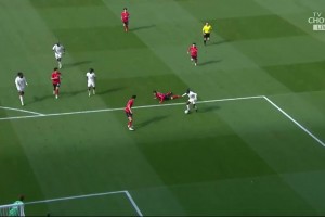 韩国丢球！戈多一人打爆韩国右路！盖桑禁区内包抄破门！